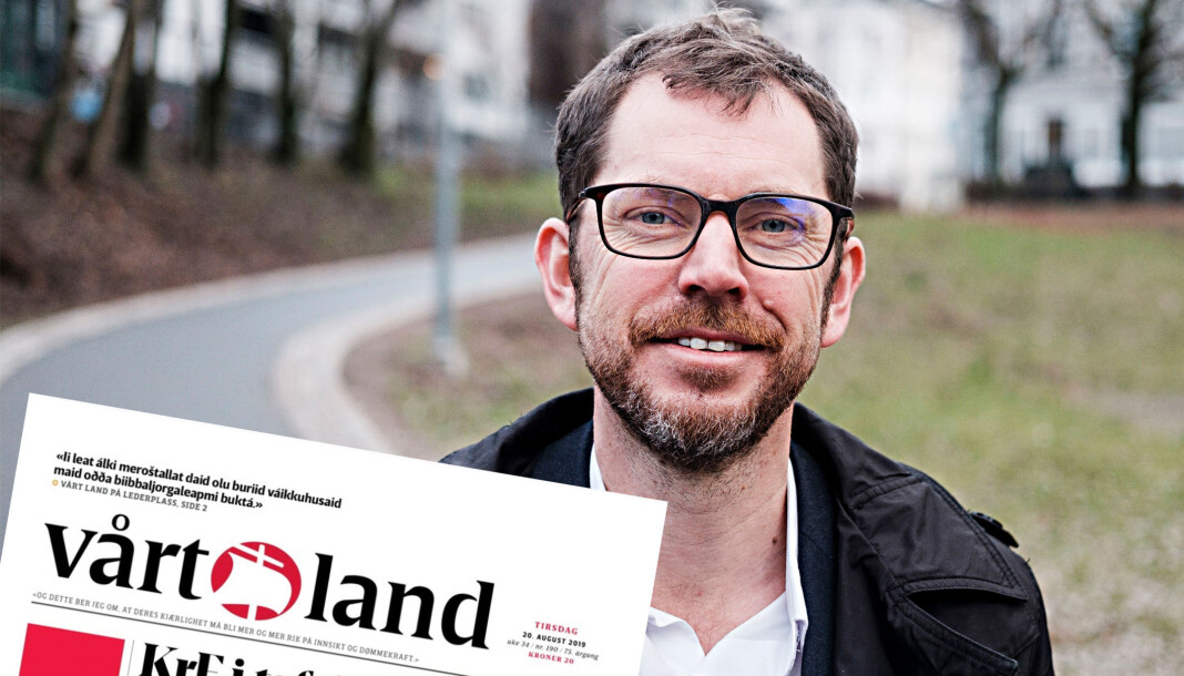 Sjefredaktør Bjørn K. Bore i Vårt Land og dagens forside av papiravisen. Henvisning til lederen øverst til venstre. Foto: Vårt Land Sjefredaktør Bjørn K. Bore i Vårt Land og dagens forside av papiravisen. Henvisning til lederen øverst til venstre. Foto: Vårt Land