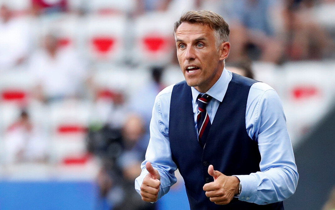 – Jeg har fullstendig mistet tilliten til dem som styrer disse sosiale mediene, sa Phil Neville da han møtte pressen i dag. Foto: Reuters / NTB scanpix – Jeg har fullstendig mistet tilliten til dem som styrer disse sosiale mediene, sa Phil Neville da han møtte pressen i dag. Foto: Reuters / NTB scanpix