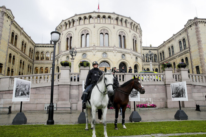 Politi og politihester utenfor Stortinget under Irans utenriksminister Javad Zarifs besøk på Stortinget. Foto: Vidar Ruud / NTB scanpix Politi og politihester utenfor Stortinget under Irans utenriksminister Javad Zarifs besøk på Stortinget. Foto: Vidar Ruud / NTB scanpix