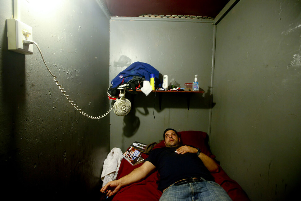 Ett av flere bilder i serien «Flophouse America», om de som velger å bo på billige amerikanske hotell på ubestemt tid. Dette bildet er nå utstilt på kunstsenteret Hennie Onstad og publisert i 2019-boken fra Norwegian Journal of Photography. Foto: Monica Strømdahl Ett av flere bilder i serien «Flophouse America», om de som velger å bo på billige amerikanske hotell på ubestemt tid. Dette bildet er nå utstilt på kunstsenteret Hennie Onstad og publisert i 2019-boken fra Norwegian Journal of Photography. Foto: Monica Strømdahl
