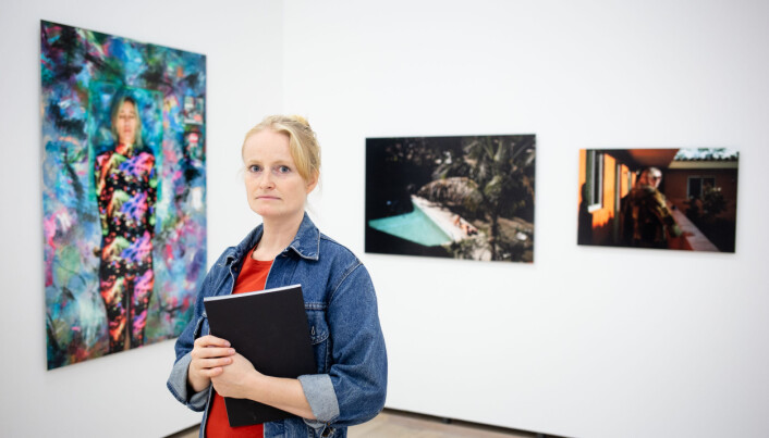 Frilansfotograf Monica Strømdahl står foran tre av flere bilder som stilles ut på Henie Onstad Kunstesenter. Foto: Eskil Wie Furunes Frilansfotograf Monica Strømdahl står foran tre av flere bilder som stilles ut på Henie Onstad Kunstesenter. Foto: Eskil Wie Furunes