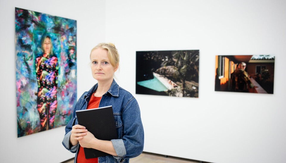 Frilansfotograf Monica Strømdahl står foran tre av flere bilder som stilles ut på Henie Onstad Kunstesenter. Foto: Eskil Wie Furunes