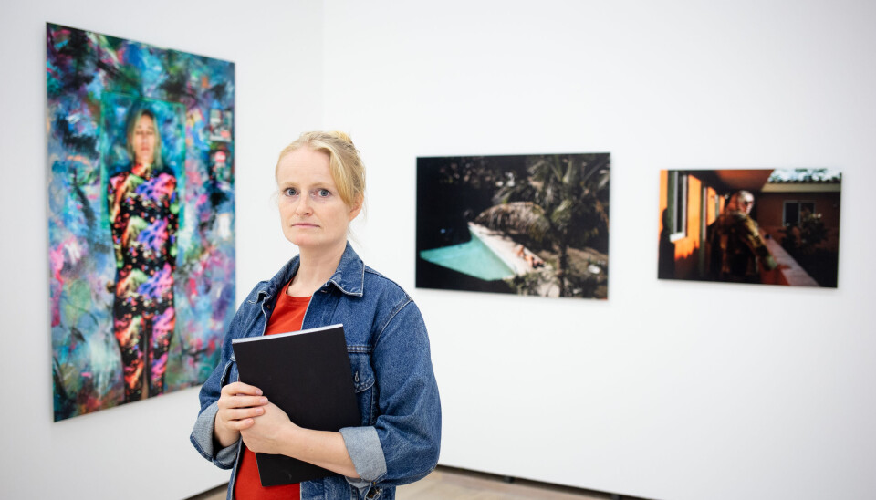 Frilansfotograf Monica Strømdahl står foran tre av flere bilder som stilles ut på Henie Onstad Kunstesenter. Foto: Eskil Wie Furunes Frilansfotograf Monica Strømdahl står foran tre av flere bilder som stilles ut på Henie Onstad Kunstesenter. Foto: Eskil Wie Furunes