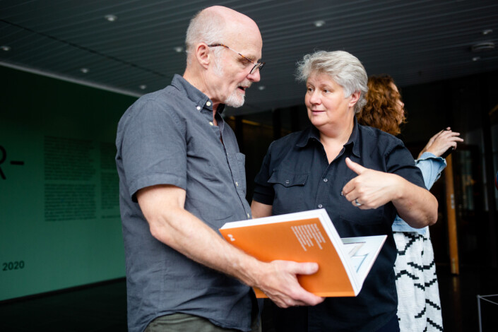 Designer Gösta Flemming viser frem NJP-boken til DN-fotograf Elin Høyland på Henie Onstad Kunstsenter. Foto: Eskil Wie Furunes Designer Gösta Flemming viser frem NJP-boken til DN-fotograf Elin Høyland på Henie Onstad Kunstsenter. Foto: Eskil Wie Furunes