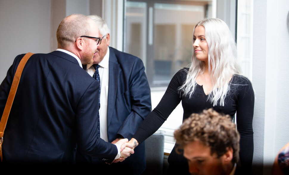 Her er VGs sjefredaktør Gard Steiro og Sofie Bakkemyr som hilser før behandlingen i PFU i august. Nå er partene enige om at saken er ute av verden. Foto: Eskil Wie Furunes Her er VGs sjefredaktør Gard Steiro og Sofie Bakkemyr som hilser før behandlingen i PFU i august. Nå er partene enige om at saken er ute av verden. Foto: Eskil Wie Furunes