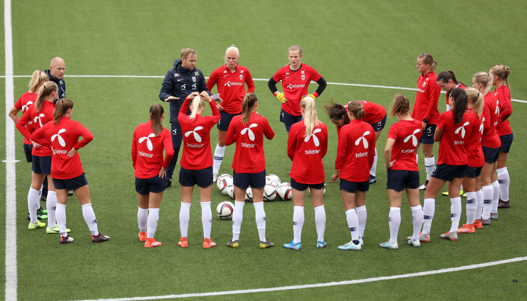 NRK skal sende fotball-EM for kvinner i 2021, samt Norges kvalifiseringskamper. Her er landslaget under trening foran fredagens kamp mot Nord-Irland i Belfast torsdag. Foto: Peter Morrison / NTB scanpix NRK skal sende fotball-EM for kvinner i 2021, samt Norges kvalifiseringskamper. Her er landslaget under trening foran fredagens kamp mot Nord-Irland i Belfast torsdag. Foto: Peter Morrison / NTB scanpix