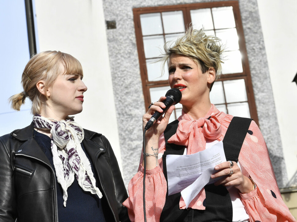 Cissi Wallin (t.v.) risikerer to års fengsel etter at hun i 2017 offentlig anklaget TV-profilen Fredrik Virtanen for å ha voldtatt henne. Foto: Jonas Ekströmer / TT / NTB scanpix