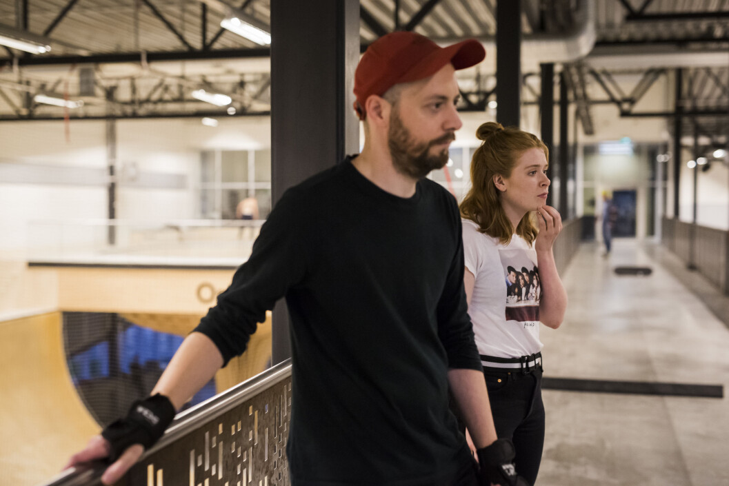 Nybegynnerne Alexander Vollevik Larsen og Vilde Bratland Erikstad i Innafor ser på noen av de litt mer erfarne NRK-skaterne. – Det gir et ganske stort kick å stå på skateboard, sier Larsen. Nybegynnerne Alexander Vollevik Larsen og Vilde Bratland Erikstad i Innafor ser på noen av de litt mer erfarne NRK-skaterne. – Det gir et ganske stort kick å stå på skateboard, sier Larsen.