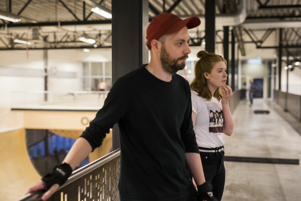 Nybegynnerne Alexander Vollevik Larsen og Vilde Bratland Erikstad i Innafor ser på noen av de litt mer erfarne NRK-skaterne. – Det gir et ganske stort kick å stå på skateboard, sier Larsen.