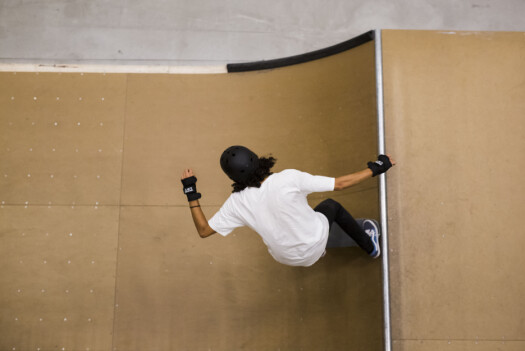 Her «dropper» han i en av de små rampene i skatehallen. Her «dropper» han i en av de små rampene i skatehallen.
