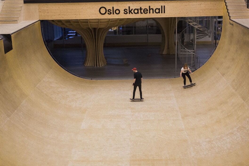Det hender Alexander Vollevik Larsen og Vilde Bratland Erikstad prøver å skate bort til klipperommet på Marienlyst. Nå prøver de seg forsiktig i den største rampa i Oslo Skatehall. Det hender Alexander Vollevik Larsen og Vilde Bratland Erikstad prøver å skate bort til klipperommet på Marienlyst. Nå prøver de seg forsiktig i den største rampa i Oslo Skatehall.