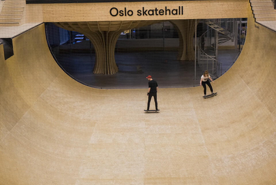 Det hender Alexander Vollevik Larsen og Vilde Bratland Erikstad prøver å skate bort til klipperommet på Marienlyst. Nå prøver de seg forsiktig i den største rampa i Oslo Skatehall.