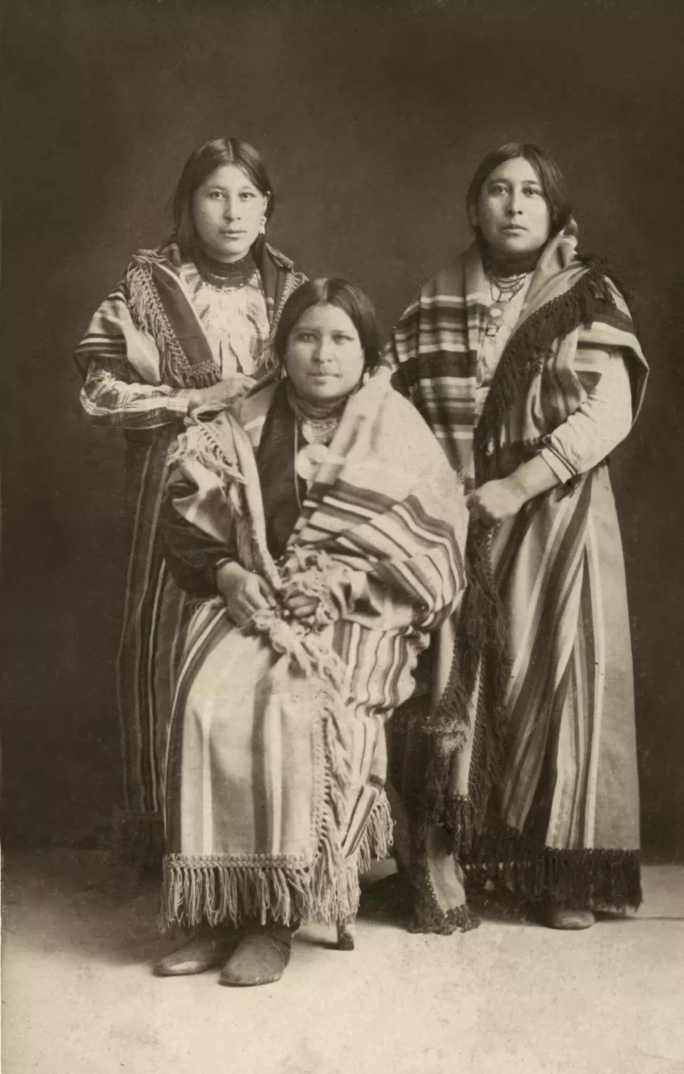 Osage-stammen, her representert ved søstrene (f.v.) Minnie, Anna og Mollie, ble nærmest fritt vilt på grunn av oljerikdommen sin. Foto: Raymond Red Corn