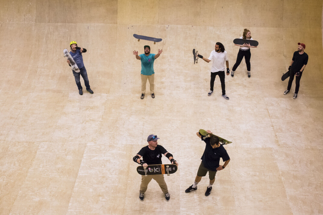 Hver torsdag møtes NRK Skate for å rulle sammen. Bak fra venstre: Christian Lura (gjest fra NRK Hordaland), Syver Gustavo Svensrud i NRK Nyheter, Patrick Da Silva Sæther i NRK Dokumentar og Samfunn, og Vilde Bratland Erikstad og Alexander Vollevik Larsen i Innafor-redaksjonen. Foran: Halvard Jakobsen i NRK Super og Kent-Amar Eriksen i NRK kultur. Alle foto: Kristine Lindebø Hver torsdag møtes NRK Skate for å rulle sammen. Bak fra venstre: Christian Lura (gjest fra NRK Hordaland), Syver Gustavo Svensrud i NRK Nyheter, Patrick Da Silva Sæther i NRK Dokumentar og Samfunn, og Vilde Bratland Erikstad og Alexander Vollevik Larsen i Innafor-redaksjonen. Foran: Halvard Jakobsen i NRK Super og Kent-Amar Eriksen i NRK kultur. Alle foto: Kristine Lindebø