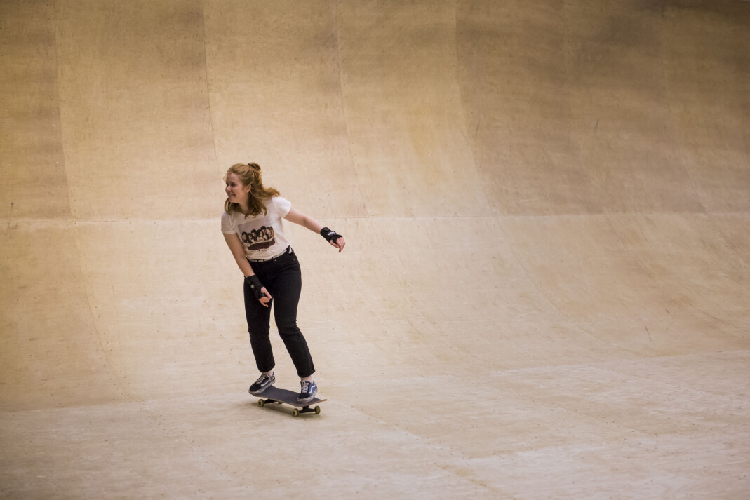 – Jeg er redd for å ramle og skade meg, sier Innafor-programleder Vilde Bratland Erikstad, som ble med i NRK Skate i fjor høst. – Jeg er redd for å ramle og skade meg, sier Innafor-programleder Vilde Bratland Erikstad, som ble med i NRK Skate i fjor høst.