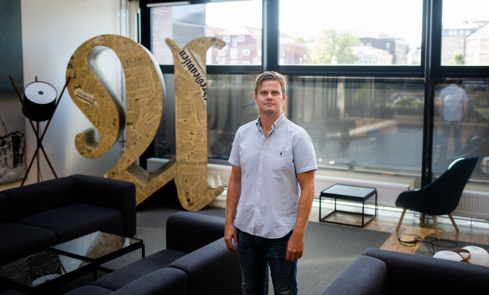 Jonas Alsaker Vikan står i lokalene hvor Adresseavisen holder til i Trondheim. Her jobber han som gravejournalist. 15 år tidligere var han kanskje Norges mest kjente e-sportutøver. Foto: Eskil Wie Furunes Jonas Alsaker Vikan står i lokalene hvor Adresseavisen holder til i Trondheim. Her jobber han som gravejournalist. 15 år tidligere var han kanskje Norges mest kjente e-sportutøver. Foto: Eskil Wie Furunes