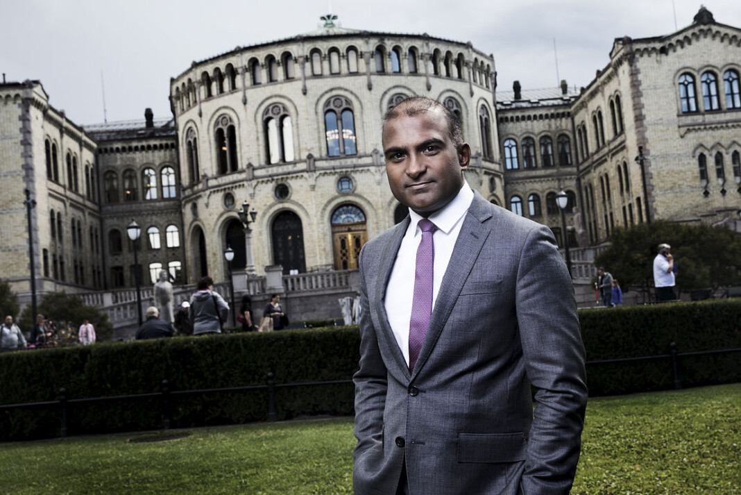 Politisk kommentator i NRK Lars Nehru Sand tenker oftere på om det er for få høyrevridde enn for mange venstrevridde journalister. Foto: Julia Naglestad / NRK Politisk kommentator i NRK Lars Nehru Sand tenker oftere på om det er for få høyrevridde enn for mange venstrevridde journalister. Foto: Julia Naglestad / NRK