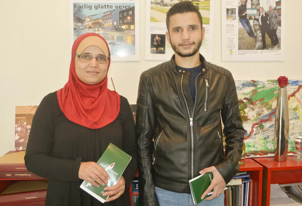 Aisha Hijazi og Najm EIDine Hijazi blir frilansjournalister for lokalavisa Drangedalsposten. Foto: Jan Magne K. Stensrud