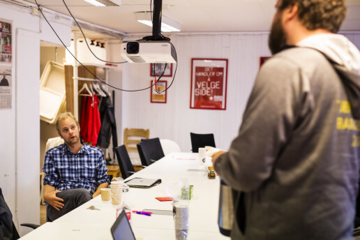 Kristjánsson og valgkampsekretær Håvard Grimsmo diskuterer hvilket valgmateriell de skal dele ut i siste innspurt. Kristjánsson og valgkampsekretær Håvard Grimsmo diskuterer hvilket valgmateriell de skal dele ut i siste innspurt.