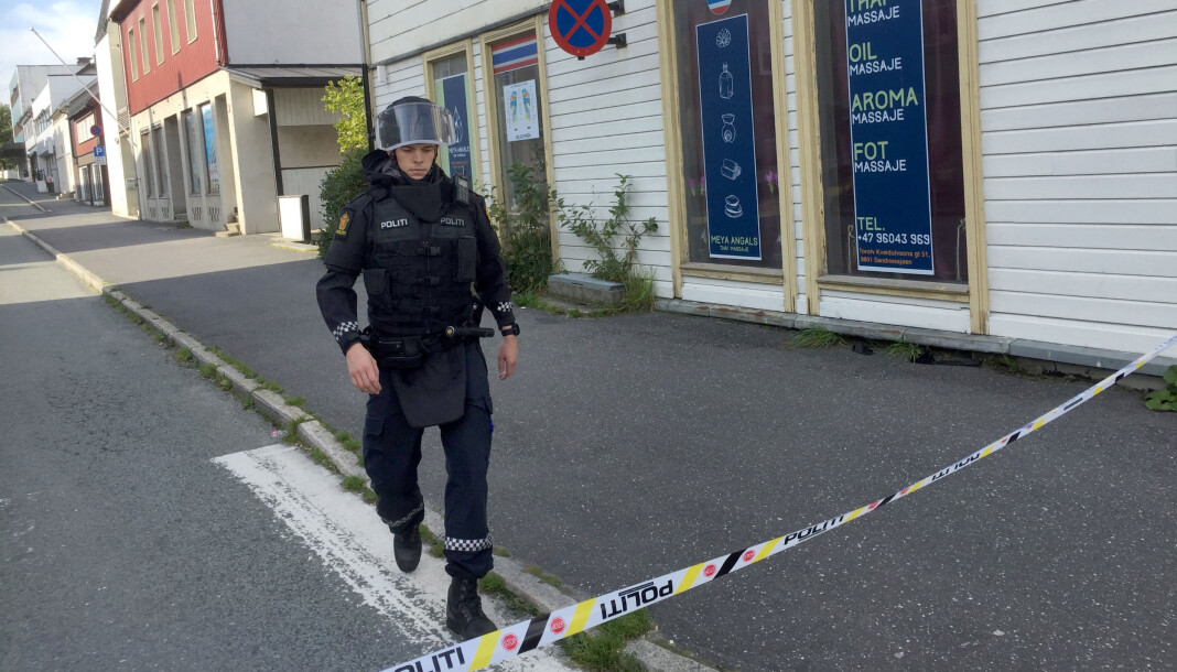 Politiet har satt opp sperrebånd og rykket ut med bevæpnet politi. Nå står redaktør Morten Hofstad og resten av de ansatte i Helgelands Blad på gaten. Samtidig tikker klokken nærmere mot papirdeadline klokken ett. Foto: Morten Hofstad, Helgelands Blad Politiet har satt opp sperrebånd og rykket ut med bevæpnet politi. Nå står redaktør Morten Hofstad og resten av de ansatte i Helgelands Blad på gaten. Samtidig tikker klokken nærmere mot papirdeadline klokken ett. Foto: Morten Hofstad, Helgelands Blad