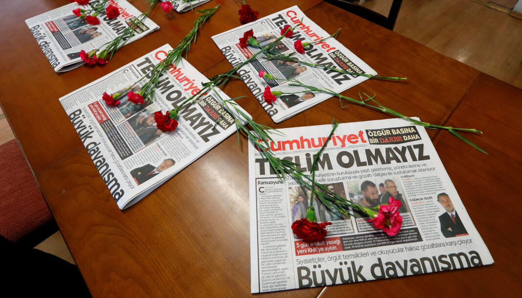 De fem tidligere Cumhuriyet-ansatte etter at de ble løslatt torsdag kveld. Arkivfoto: Reuters / NTB scanpix De fem tidligere Cumhuriyet-ansatte etter at de ble løslatt torsdag kveld. Arkivfoto: Reuters / NTB scanpix