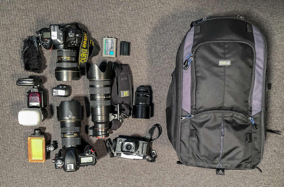 I Øyvind Bratts kamerabag finnes ofte to Nikon-kameraer, fire objektiver, samt blits, videolys batterier og minnekort. For små jobber bruker han et mindre Fujufilm-kamera, og for store videojobber holder det ofte ikke med én bag. Foto: Øyvind Bratt