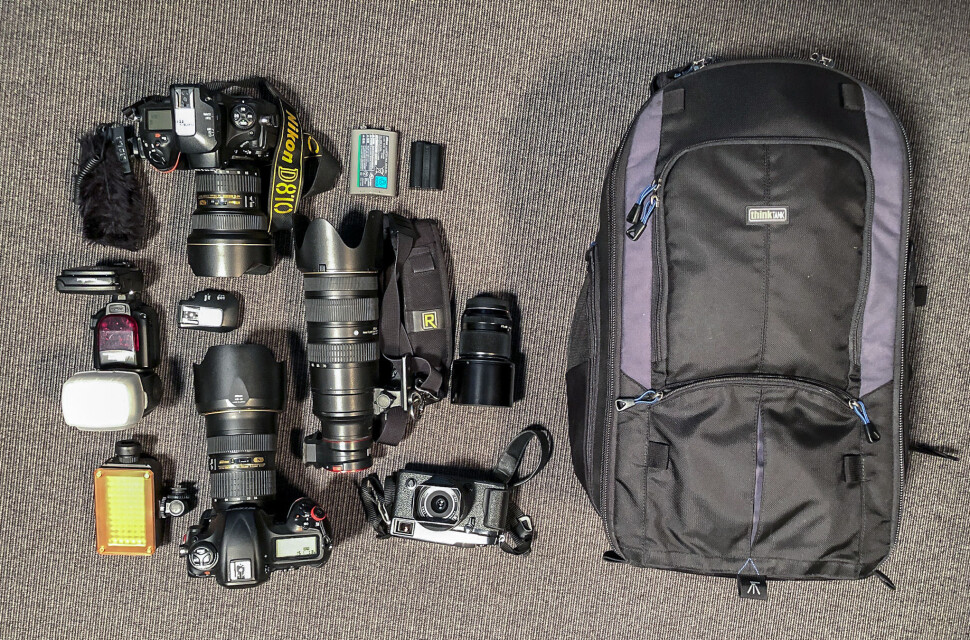 I Øyvind Bratts kamerabag finnes ofte to Nikon-kameraer, fire objektiver, samt blits, videolys batterier og minnekort. For små jobber bruker han et mindre Fujufilm-kamera, og for store videojobber holder det ofte ikke med én bag. Foto: Øyvind Bratt I Øyvind Bratts kamerabag finnes ofte to Nikon-kameraer, fire objektiver, samt blits, videolys batterier og minnekort. For små jobber bruker han et mindre Fujufilm-kamera, og for store videojobber holder det ofte ikke med én bag. Foto: Øyvind Bratt