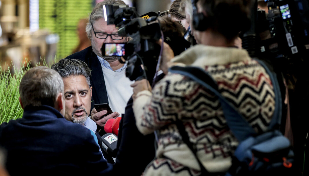 Abid Raja møtte pressen på Gardermoen ved en tidligere anledning. Abid Raja møtte pressen på Gardermoen ved en tidligere anledning.