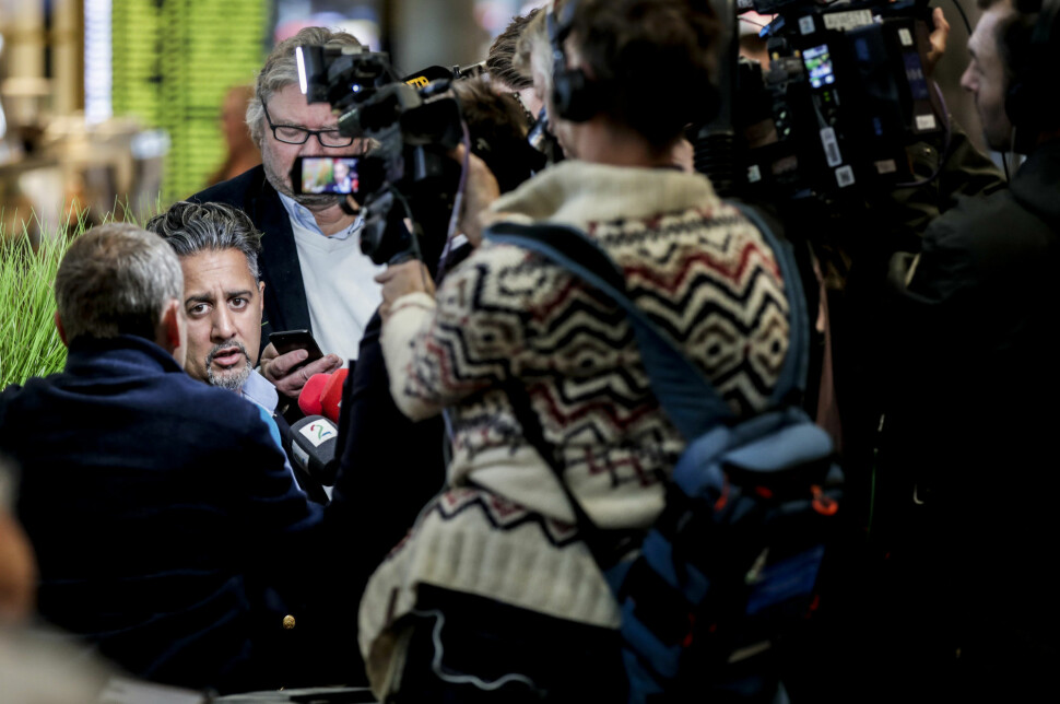 Venstres parlamentariske nestleder Abid Raja møtte pressen på Gardermoen onsdag. Foto: Vidar Ruud / NTB scanpix