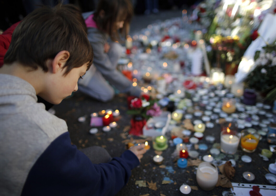 Man tenker mindre på terror i Norge enn i Frankrike, mener Vibeke Knoop Rachline. Her tenner en gutt lys utenfor Bataclan etter angrepene i 2015. Foto: Christian Hartmann / Reuters / NTB scanpix Man tenker mindre på terror i Norge enn i Frankrike, mener Vibeke Knoop Rachline. Her tenner en gutt lys utenfor Bataclan etter angrepene i 2015. Foto: Christian Hartmann / Reuters / NTB scanpix
