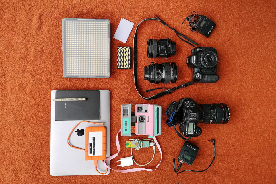 I tillegg til to fullformatskameraer, har Linda Næsfeldt blant annet med seg sitt gamle rosa og turkise Polaroid-kamera. Foto: Linda Næsfeldt