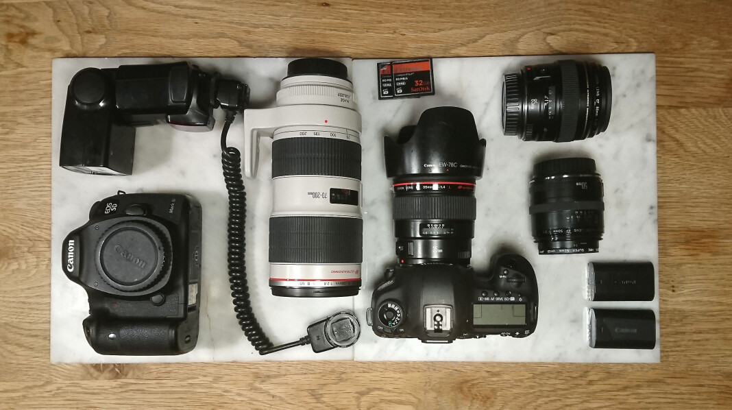 Slik ser innholdet i Silje Katrine Robinsons kamerabag ut. Ofte lar hun 70-200mm bli igjen på kontoret, fordi den blir for tung. Foto: Silje Katrine Robinson Slik ser innholdet i Silje Katrine Robinsons kamerabag ut. Ofte lar hun 70-200mm bli igjen på kontoret, fordi den blir for tung. Foto: Silje Katrine Robinson