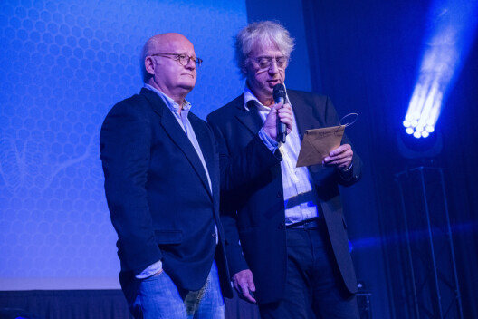 Finn Bjelke og Yan Friis gjør seg klare for å dele ut en pris. Deres «radiohjem», Radio Vinyl, ble Årets radiokanal. Finn Bjelke og Yan Friis gjør seg klare for å dele ut en pris. Deres «radiohjem», Radio Vinyl, ble Årets radiokanal.