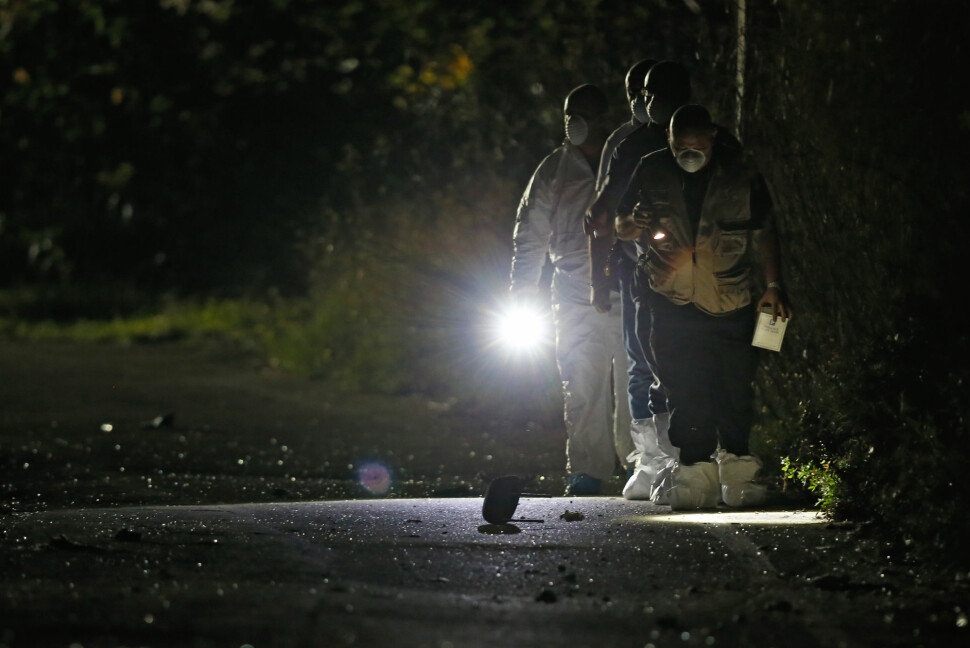 Politi leter etter bevis i området rundt der en bilbombe tok livet av journalisten Daphne Caruana Galizia. Foto: Reuters / NTB scanpix