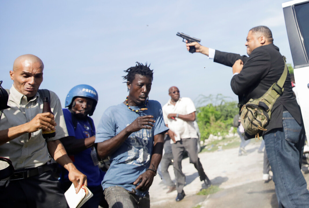 Senatoren Jean Marie Ralph Fethiere trakk en pistol utenfor nasjonalforsamlingen i Haitis hovedstad Port-au-Prince mandag. To personer ble såret i skytingen. Foto: Andres Martinez Casares / Reuters / NTB scanpix Senatoren Jean Marie Ralph Fethiere trakk en pistol utenfor nasjonalforsamlingen i Haitis hovedstad Port-au-Prince mandag. To personer ble såret i skytingen. Foto: Andres Martinez Casares / Reuters / NTB scanpix