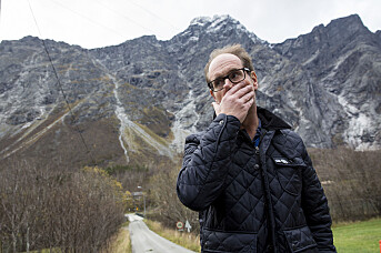 Det første bildet av Lars Olav Hustad i Scanpix-basen er fra 25. oktober 2014. Bildeteksten lyder: «Ordføreren håper raset fra fjellet Mannen snart går. Usikkerheten er en påkjenning, særlig for de evakuerte beboerne i området.» Foto: Tore Meek / NTB scanpix Det første bildet av Lars Olav Hustad i Scanpix-basen er fra 25. oktober 2014. Bildeteksten lyder: «Ordføreren håper raset fra fjellet Mannen snart går. Usikkerheten er en påkjenning, særlig for de evakuerte beboerne i området.» Foto: Tore Meek / NTB scanpix