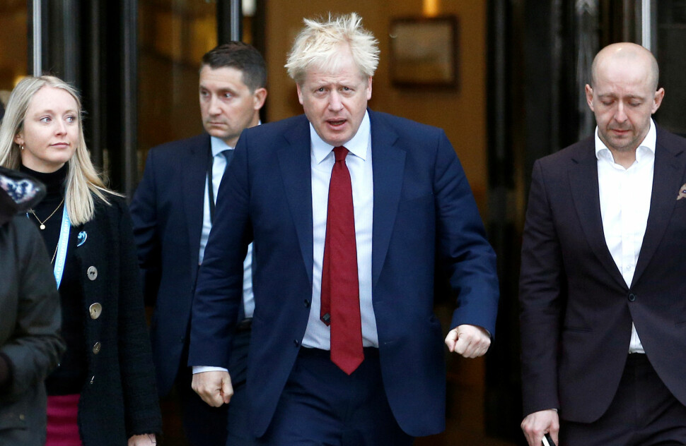 Boris Johnson unngår intervjuer med Channel 4 i Storbritannia. Her er han på vei ut fra De konservatives årsmøte i Manchester tirsdag. Foto: Henry Nicholls, Reuters