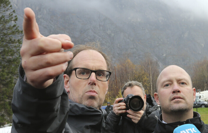 Én statsminister og tre statsråder har besøkt Rauma og Mannen, og blitt orientert av Lars Olav Hustad. Her med daværende justisminister Anders Anundsen i 2014. Foto: Terje Pedersen / NTB scanpix Én statsminister og tre statsråder har besøkt Rauma og Mannen, og blitt orientert av Lars Olav Hustad. Her med daværende justisminister Anders Anundsen i 2014. Foto: Terje Pedersen / NTB scanpix