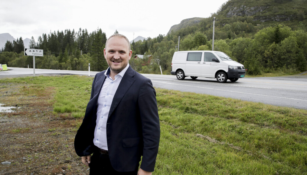 Samferdselsminister Jon Georg Dale (Frp) utlyser en ny anbudskonkurranse for avisdistribusjon. Her er han ved E39 på Ørskogfjellet. Foto: Vidar Ruud / NTB scanpix Samferdselsminister Jon Georg Dale (Frp) utlyser en ny anbudskonkurranse for avisdistribusjon. Her er han ved E39 på Ørskogfjellet. Foto: Vidar Ruud / NTB scanpix