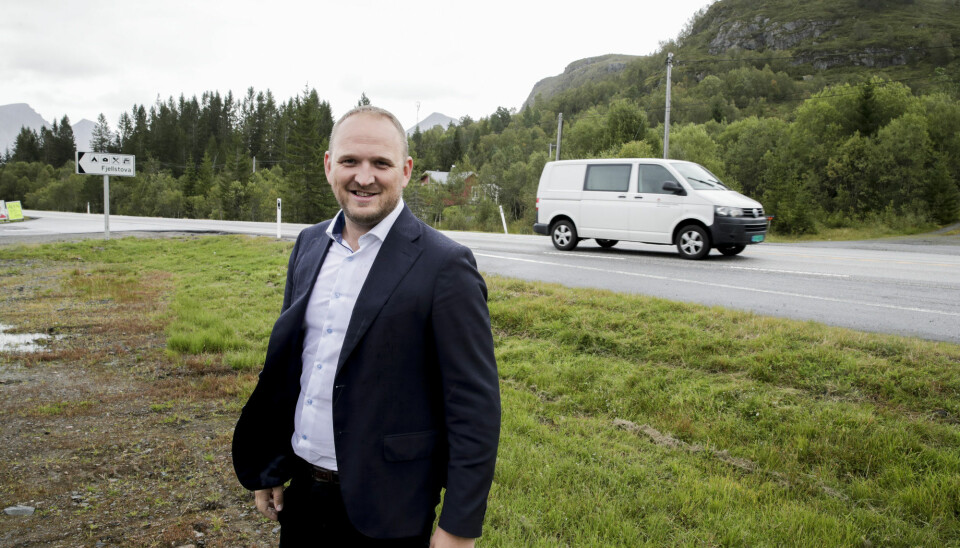 Samferdselsminister Jon Georg Dale (Frp) utlyser en ny anbudskonkurranse for avisdistribusjon. Her er han ved E39 på Ørskogfjellet. Foto: Vidar Ruud / NTB scanpix