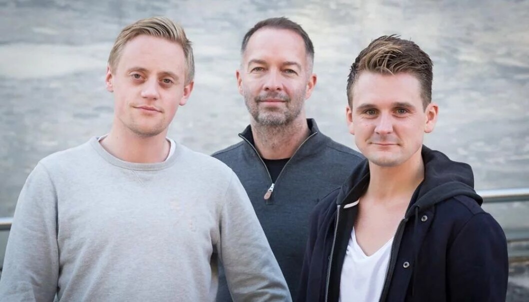 Sindre Kolberg (til venstre) og Sondre Skjelvik (til høyre) blir begge to nyhetsredaktører i Bodø Nu. I bakgrunnen står sjefredaktør Geir Are Jensen. Foto: Bodø Nu (med tillatelse) Sindre Kolberg (til venstre) og Sondre Skjelvik (til høyre) blir begge to nyhetsredaktører i Bodø Nu. I bakgrunnen står sjefredaktør Geir Are Jensen. Foto: Bodø Nu (med tillatelse)