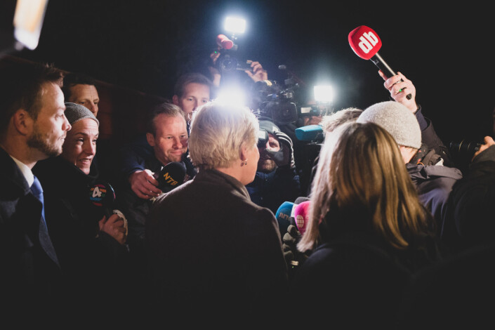 NRK Satiriks stormet pressemøte: «Kan du ikke si noe om budsjettet? Vær så snill!»
