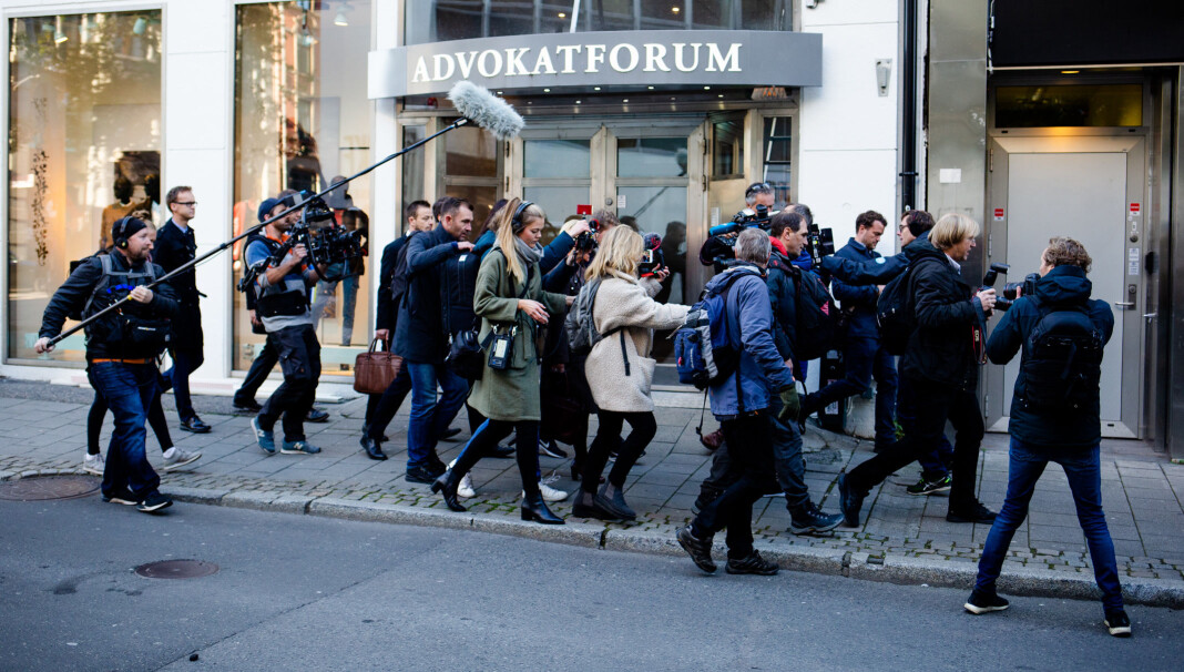Norske medier beskyldes for å løpe i flokk. Noen ganger gjør de bokstavelig talt det. Norske medier beskyldes for å løpe i flokk. Noen ganger gjør de bokstavelig talt det.