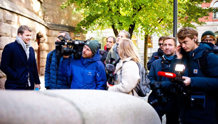 09.41: Fotografer og journalister venter på Siv Jensen utenfor Finansdepartementet. 09.41: Fotografer og journalister venter på Siv Jensen utenfor Finansdepartementet.
