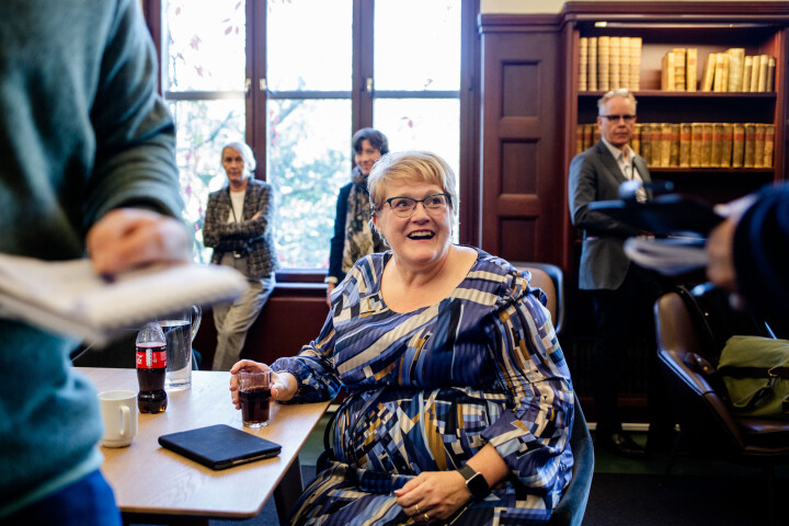 Trine Skei Grande stiller opp på én-til-én-intervjuer, mens cirka 30 personer observerer og står i kø for sitt intervju, inne på Nasjonalbiblioteket i Oslo. Foto: Eskil Wie Furunes Trine Skei Grande stiller opp på én-til-én-intervjuer, mens cirka 30 personer observerer og står i kø for sitt intervju, inne på Nasjonalbiblioteket i Oslo. Foto: Eskil Wie Furunes