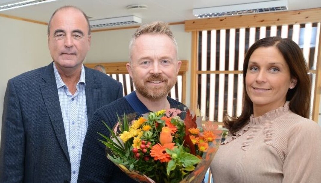 Avtroppende redaktør Jan Fossen (t.v.) med ny redaktør Tor Hjelset og styreleder Kristina Fritsvold Nilsen Foto: Knut Hjertaas/Varingen Avtroppende redaktør Jan Fossen (t.v.) med ny redaktør Tor Hjelset og styreleder Kristina Fritsvold Nilsen Foto: Knut Hjertaas/Varingen