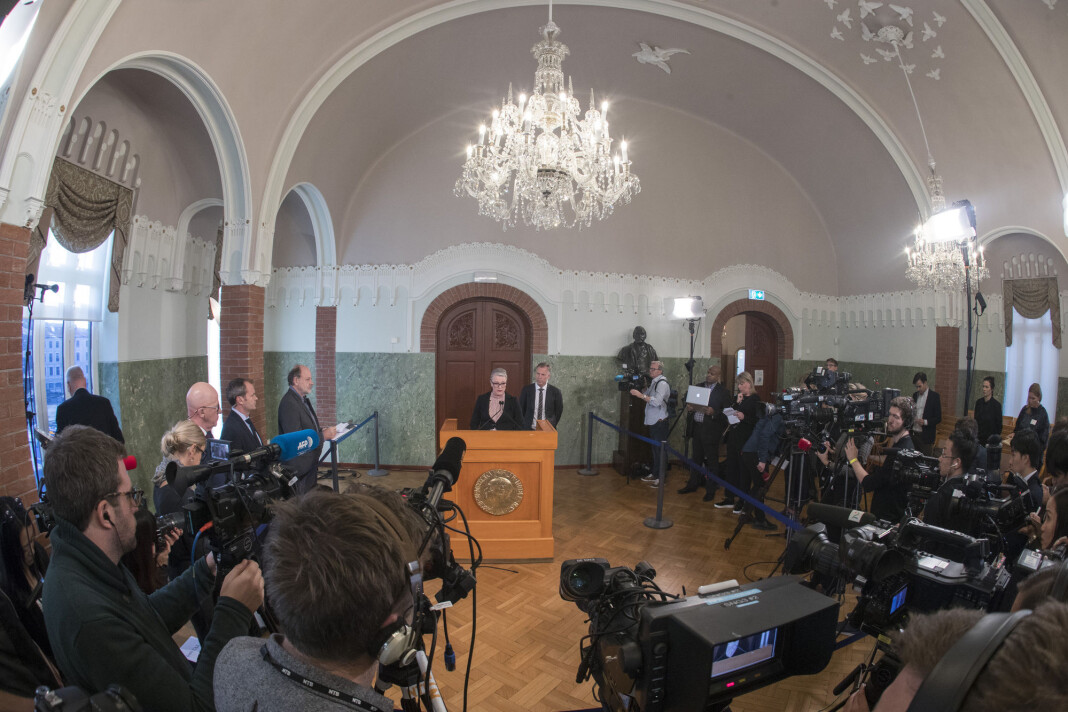 Berit Reiss-Andersen, leder av Nobelkomiteen, offentliggjør her fjorårets fredprisvinner. Til høyre står Olav Njølstad, direktør ved Nobelinstituttet. Foto: Terje Pedersen / NTB scanpix Berit Reiss-Andersen, leder av Nobelkomiteen, offentliggjør her fjorårets fredprisvinner. Til høyre står Olav Njølstad, direktør ved Nobelinstituttet. Foto: Terje Pedersen / NTB scanpix