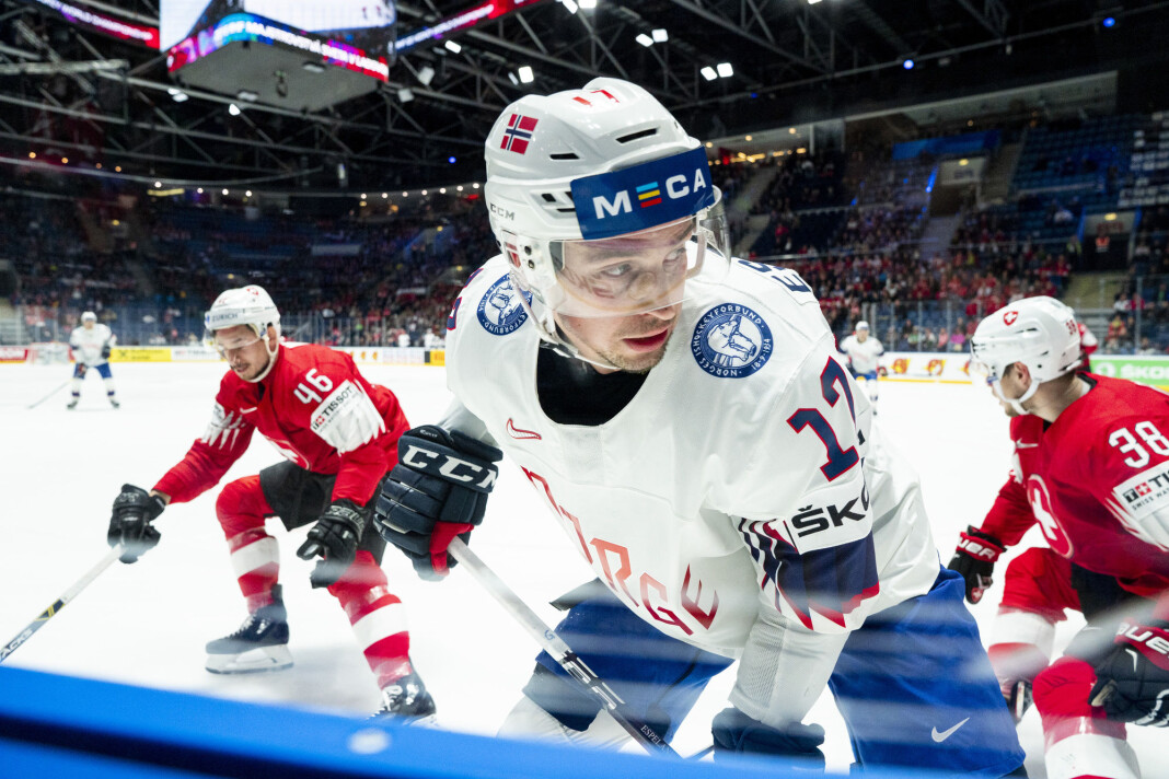 NENT Group har sikret seg rettighetene til ishockey-VM fra 2024 til 2028. På bildet er Stefan Espeland i aksjon under årets VM i Bratislava. Foto: Tore Meek / NTB scanpix NENT Group har sikret seg rettighetene til ishockey-VM fra 2024 til 2028. På bildet er Stefan Espeland i aksjon under årets VM i Bratislava. Foto: Tore Meek / NTB scanpix