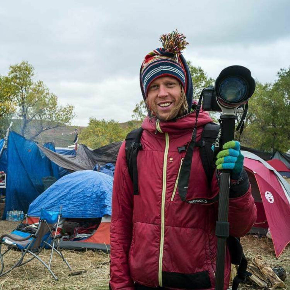 Adam Johansson, her i «Standing Rock»-leiren i 2016. Foto: Camille Seaman