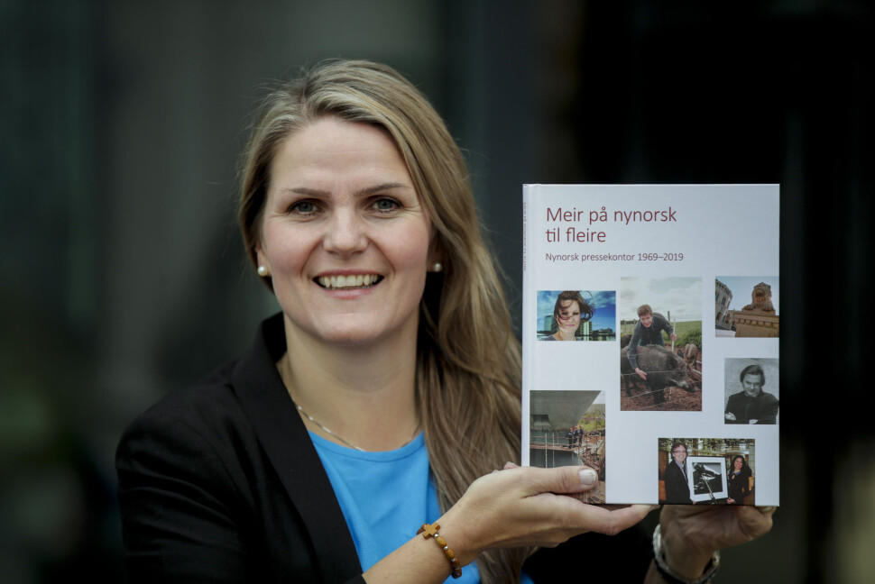 Redaktør Karoline Riise Kristiansen i Nynorsk pressekontor med jubileumsboken som medieprofessor Martin Eide har skrevet i anledning byråets 50-årsjubileum. Foto: Vidar Ruud / NTB scanpix